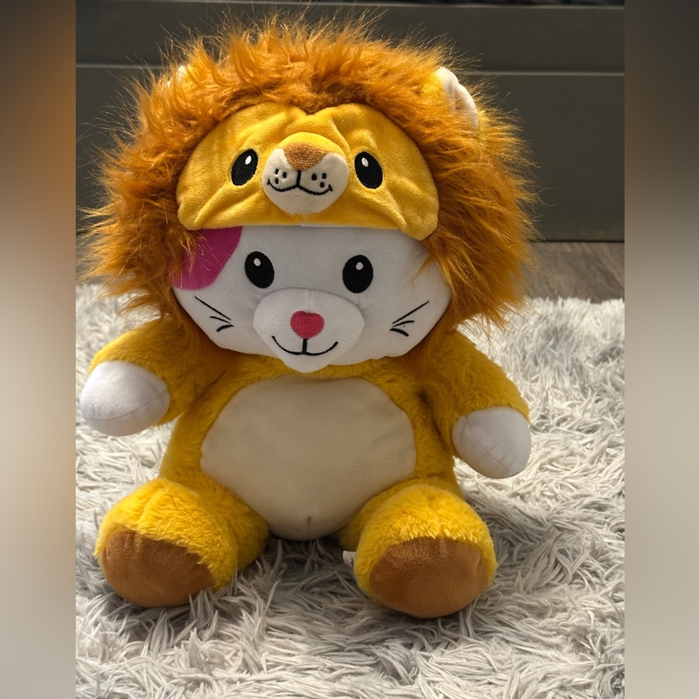 Disguisimals Whiskers the Lion Cat plush toy 
Peek-a-Boo
